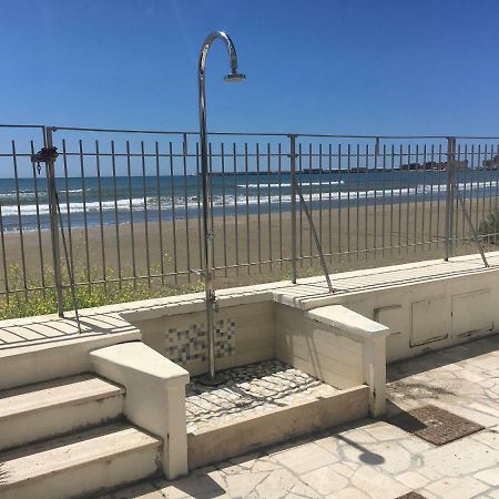 Апартаменты La Casa Sulla Spiaggia Неттуно Экстерьер фото