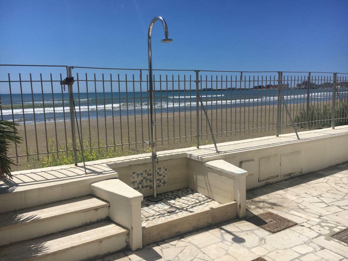 Апартаменты La Casa Sulla Spiaggia Неттуно Экстерьер фото